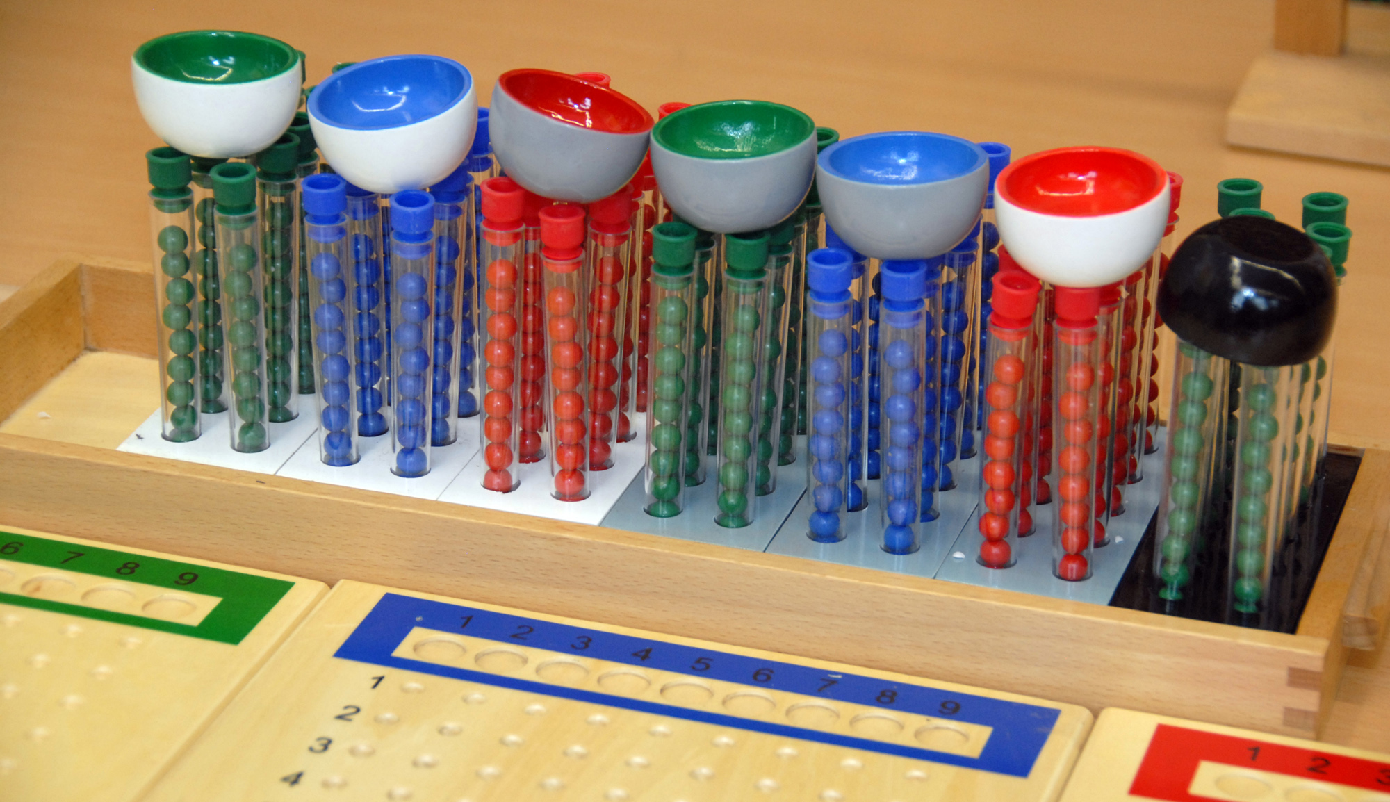 Dyskalkulie: Montessori-Material zur großen Division