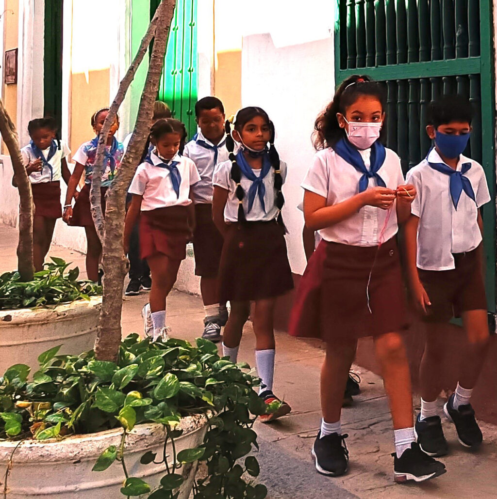 Das kubanische Bildungssystem: Kinder in Schuluniform