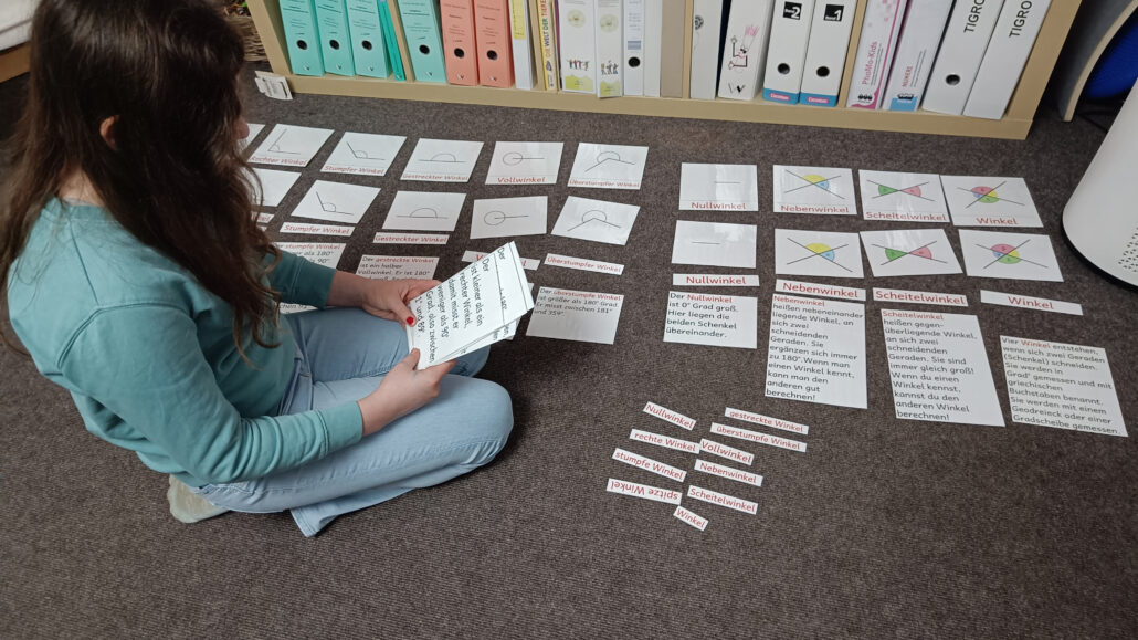 Winkel: Schülerin bei der Arbeit mit dem Definitionsmaterial